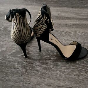 THE ALEXANN Katy Perry Black & Gold Strappy Heels